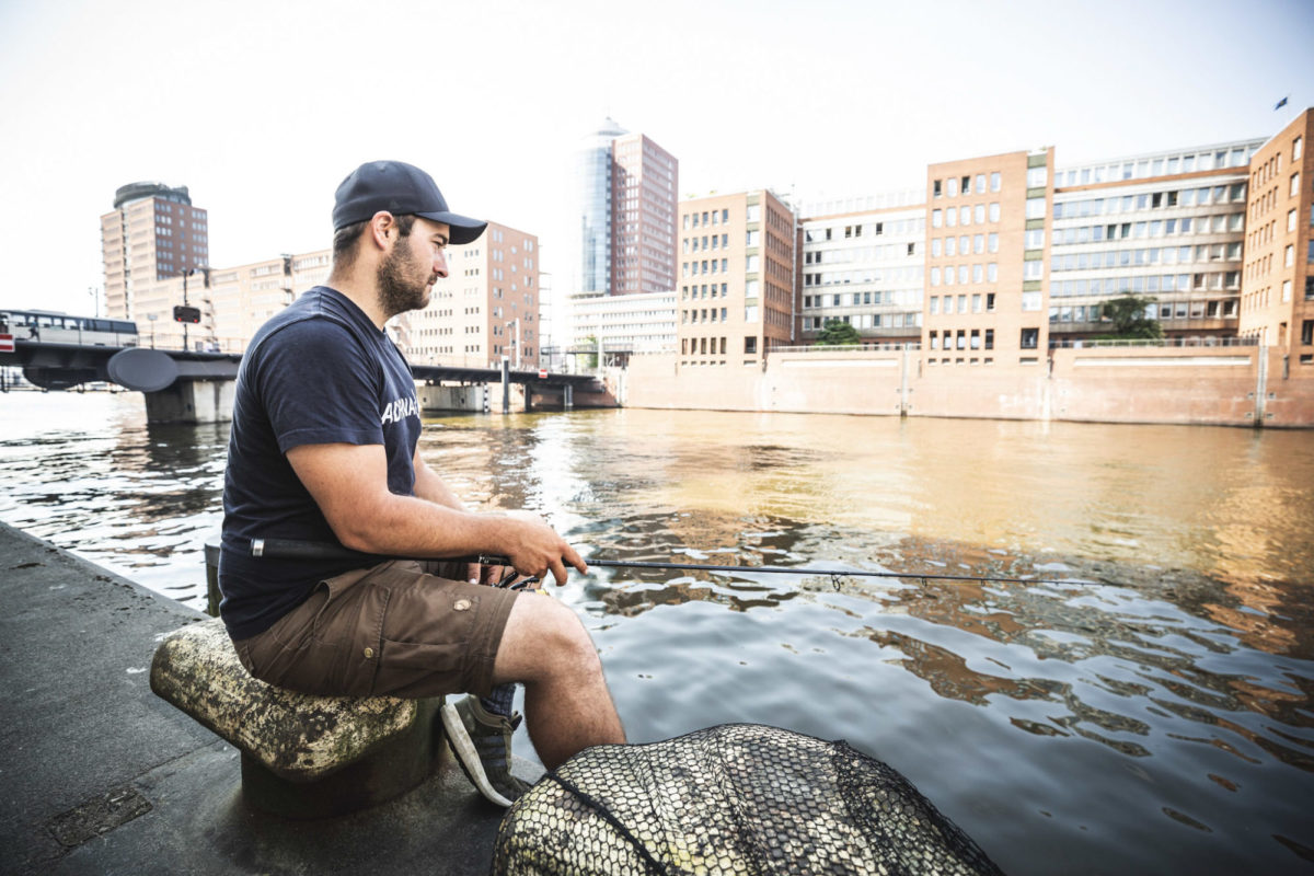 Angler an der Elbe in Hamburg.