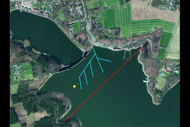 Die Sauerstoffleitungen sind blau dargestellt, der Standort der Messboje gelb. Die rote Linie markiert den Beginn der Zone, in der das Angelverbot an der Möhnetalsperre gilt.