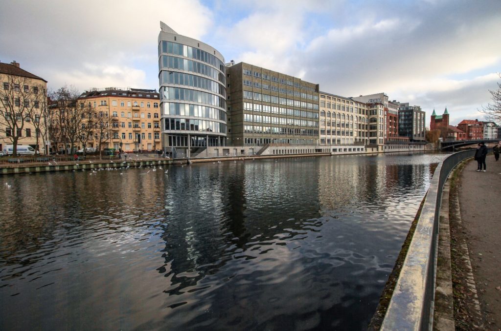 Die Spree in Berlin gehört zu den beliebten Revieren der Magnetfischer. Unweit der Gotzkows­kybrücke drehten die Gebrüder Lange ihr „UNFASSBAR“-Video.