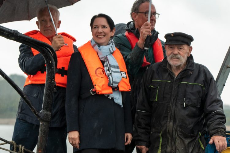 NRW-Landwirtschaftsministerin Silke Gorißen (CDU) gab im Regen den Startschuss für das Projekt „Der Rhein verbindet“.