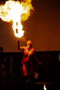 Die „Lady of Flame“ gehörte zu den Show-Highlights der Spendengala.