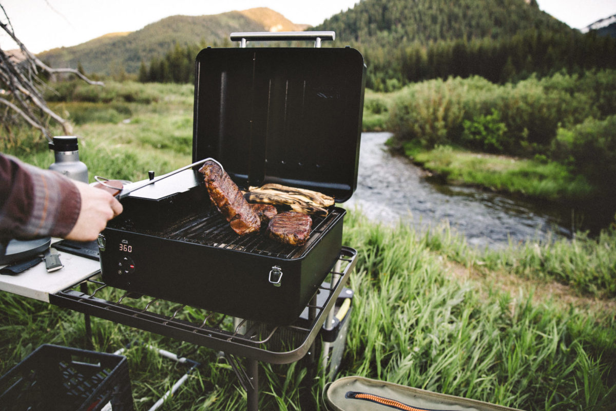 Heute im BLINKER-Adventskalender: Ein portabler Ranger-Grill von Traeger!