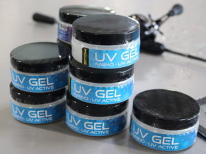 Es ist UV-aktiv und riecht wie eine Mischung aus Fisch und Schweißfüssen – das UV-Gel von Spro haftet tagelang an einem Köder.