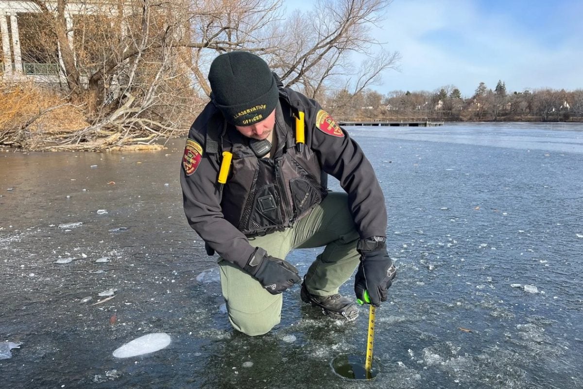 Ein Beamter des Minnesota DNR prüft die Dicke der Eisdecke auf einem See. Zuletzt kam es vermehrt zu Unfällen.