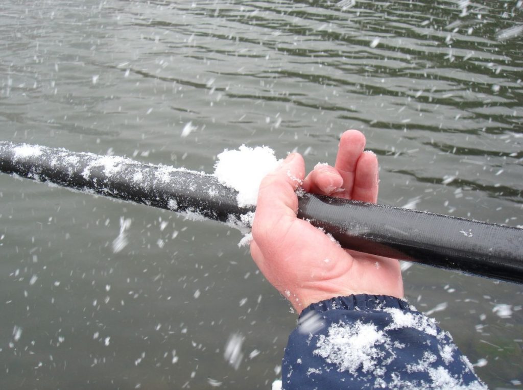 Schnee auf der Rute – beim Angeln im Januar nicht unwahrscheinlich. Für kalte Tage muss man als Angler gerüstet sein.