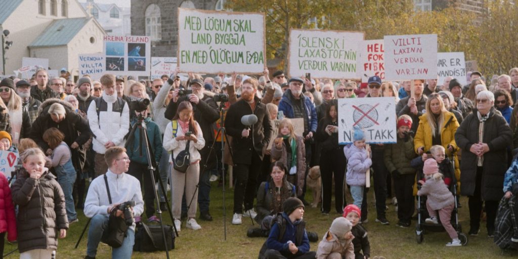 Die isländische Bevölkerung protestierte öffentlich gegen die Fischindustrie.