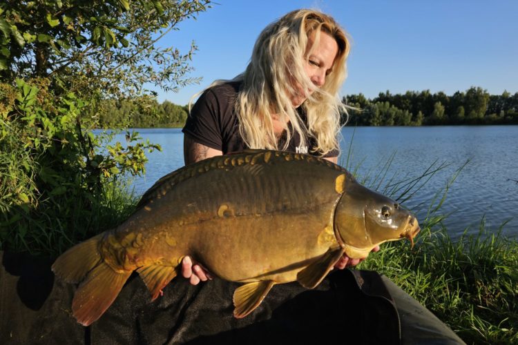 Jasmin Bernhardt hat Girlsfishing Germany vor 2 Jahren mit einem Ziel gegründet: Frauen fürs Angeln zu begeistern!