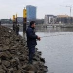 Angler an der Weser in Bremen. Mit dem Stockangelschein darf hier jeder Bürger der Stadt fischen.