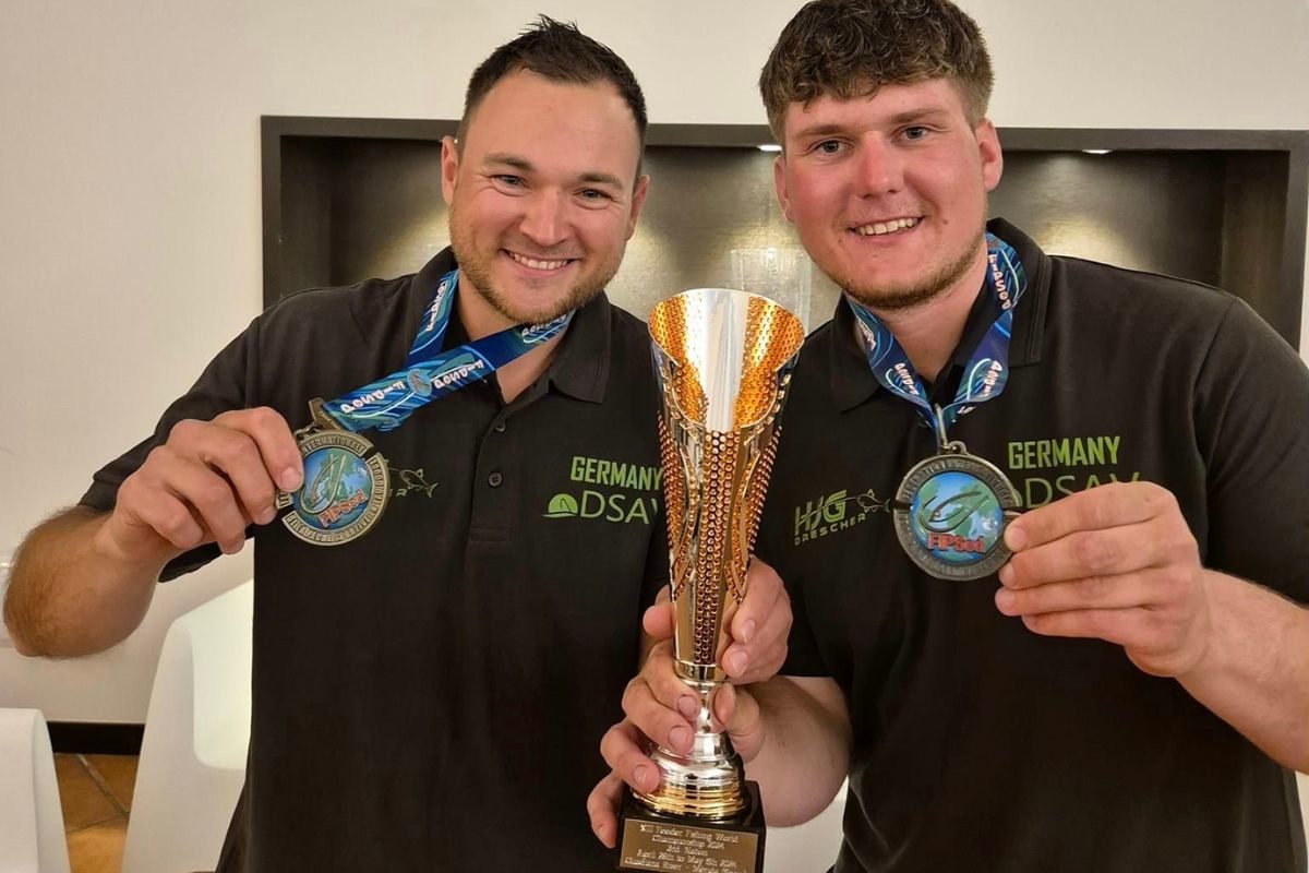 Felix Scheuermann und Marvin Schubert präsentieren den Bronze-Pokal