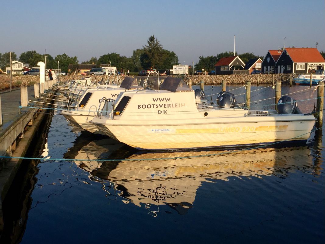 IBI´s Bootsflotte im Hafen von Spodsbjerk.