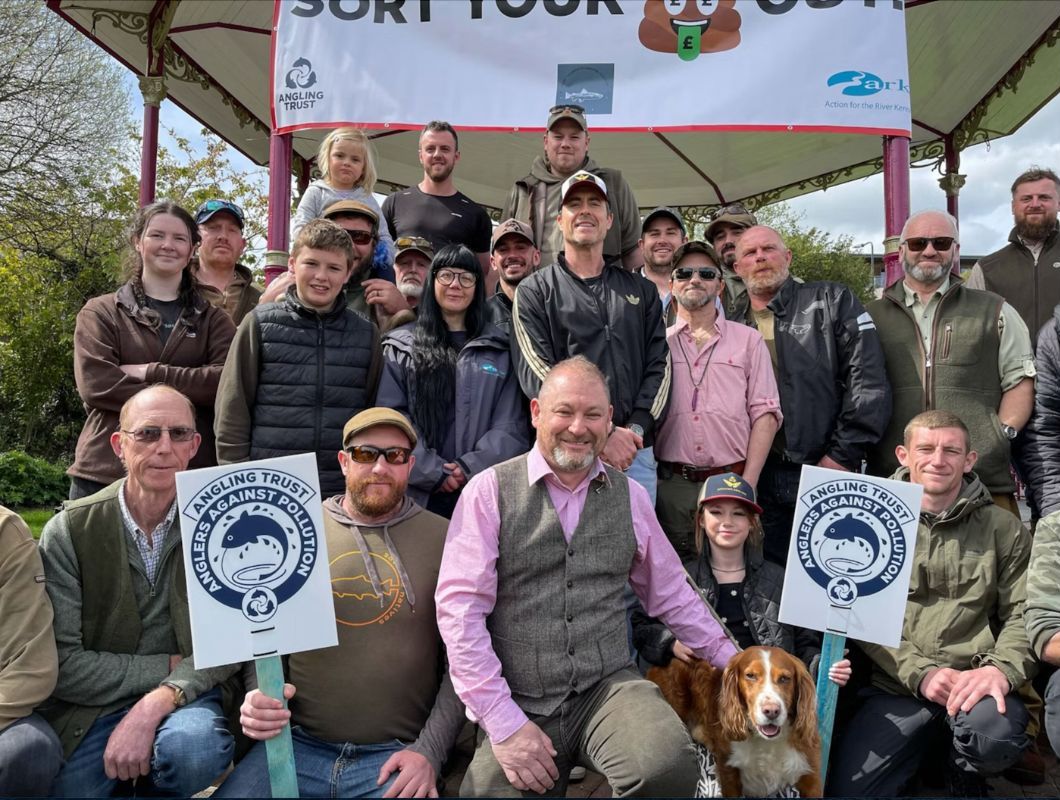 Protest gegen Wasserverschmutzung der englischen Kreideflüsse. Neben Anrainern schloss sich auch der Angling Trust dieser Kampagne an.