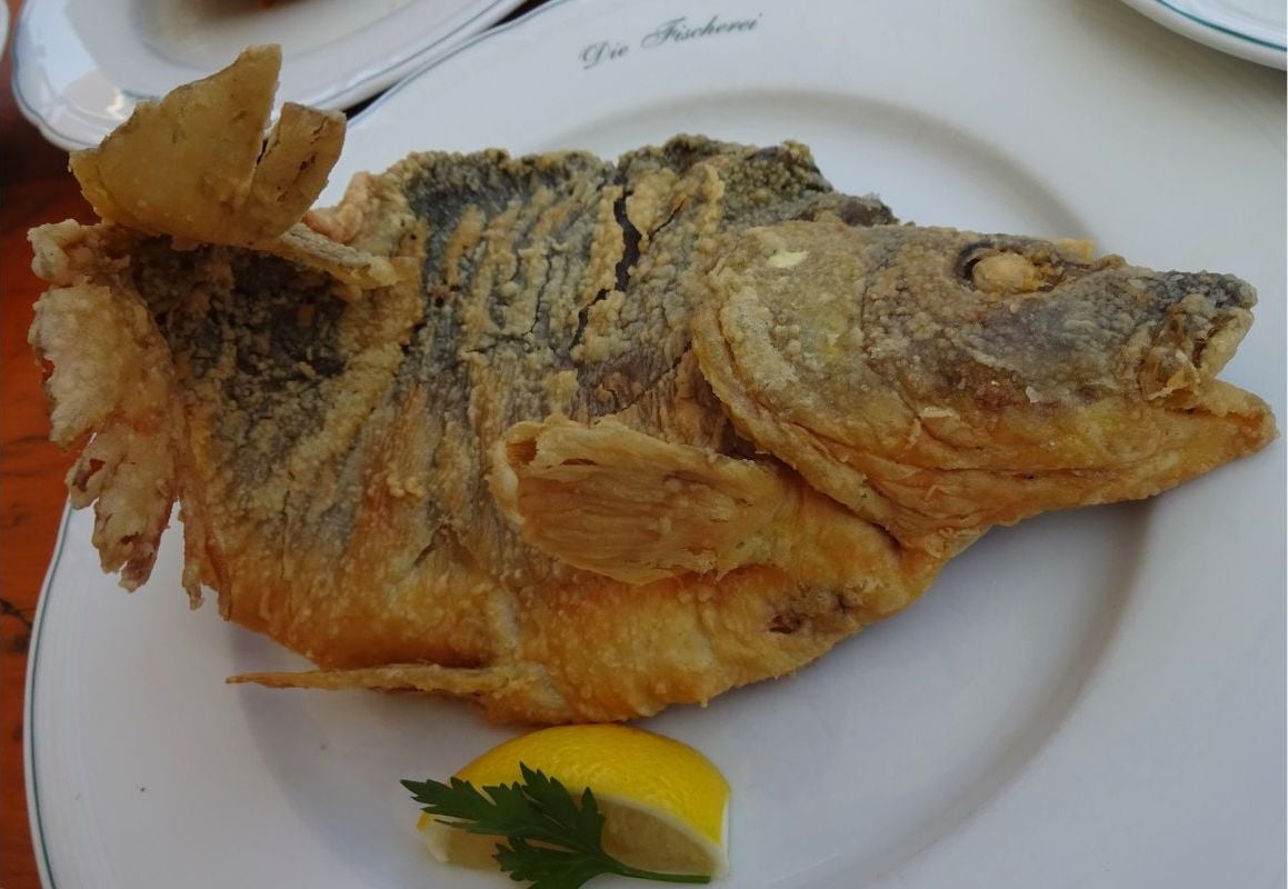 gebackener Karpfen auf Teller