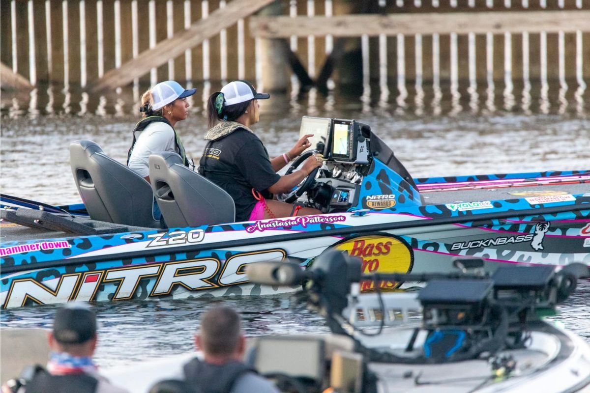 Anglerinnen in einem Boot bei der ICAST 2024