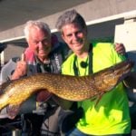 Meterhecht aus dem Möhnesee! NDR Angelexperte Horst Hennings und Angelprofi Uli Beyer freuen sich über diesen Ausnahmefisch.