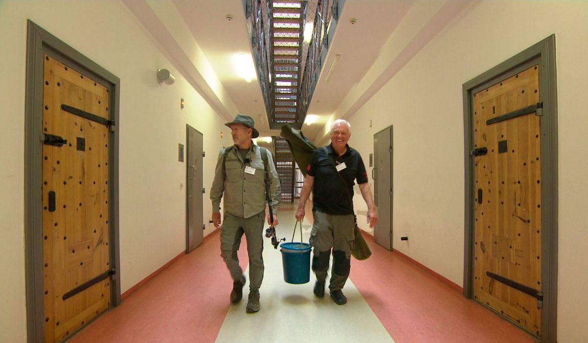 Experte Horst Hennings (re.) und Reporter Heinz Galling (li.) in der JVA Bützow.