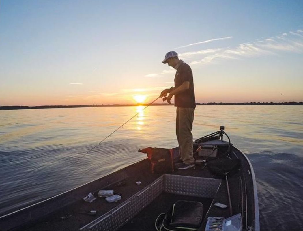 Bootsangler vor Sonnenuntergang