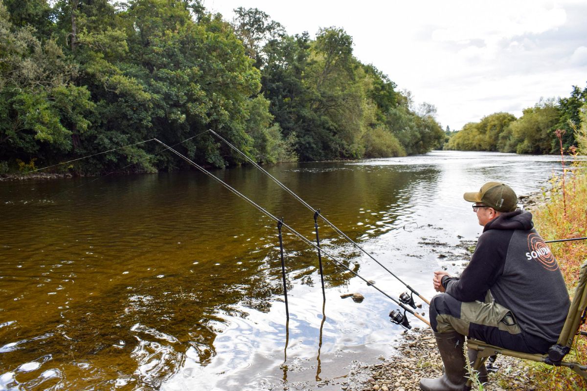 Angler mit zwei Ruten beim Ansitz am Wye