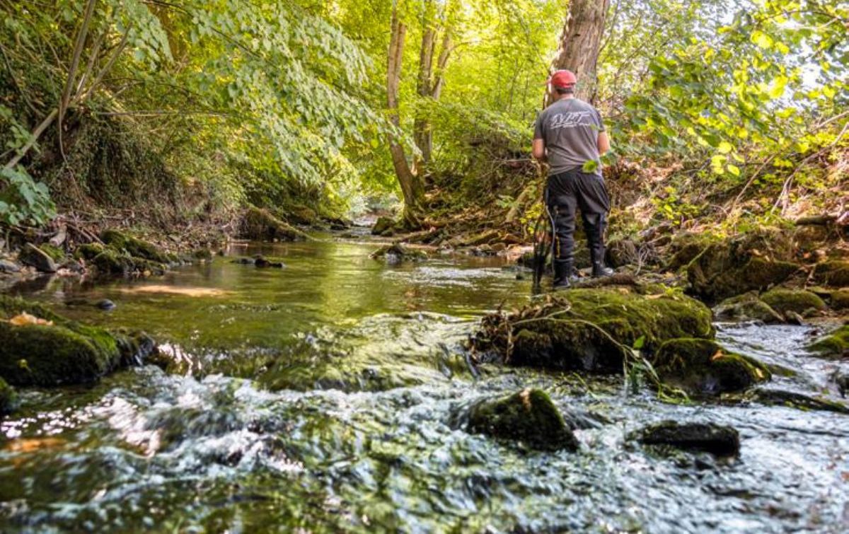 Angler an einem kleinen Bach