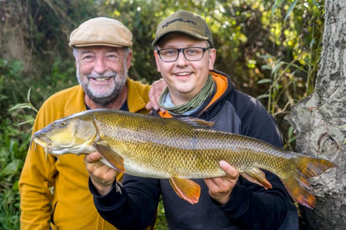 Christian und Bob freuen sich über eine tolle Barbe aus dem Wye