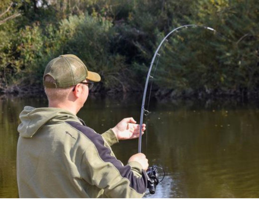 Angler im Drill mit einer Wye-Barbe