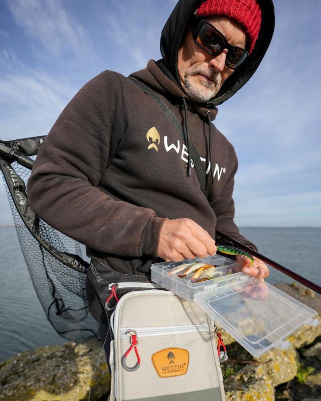 Dietmar Isaiasch sucht Köder aus seiner Box