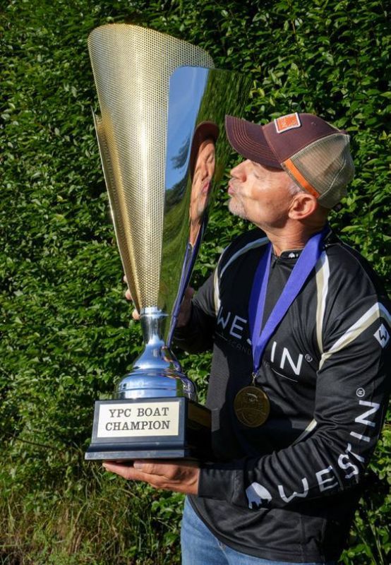 Dietmar Isaiasch mit Pokal