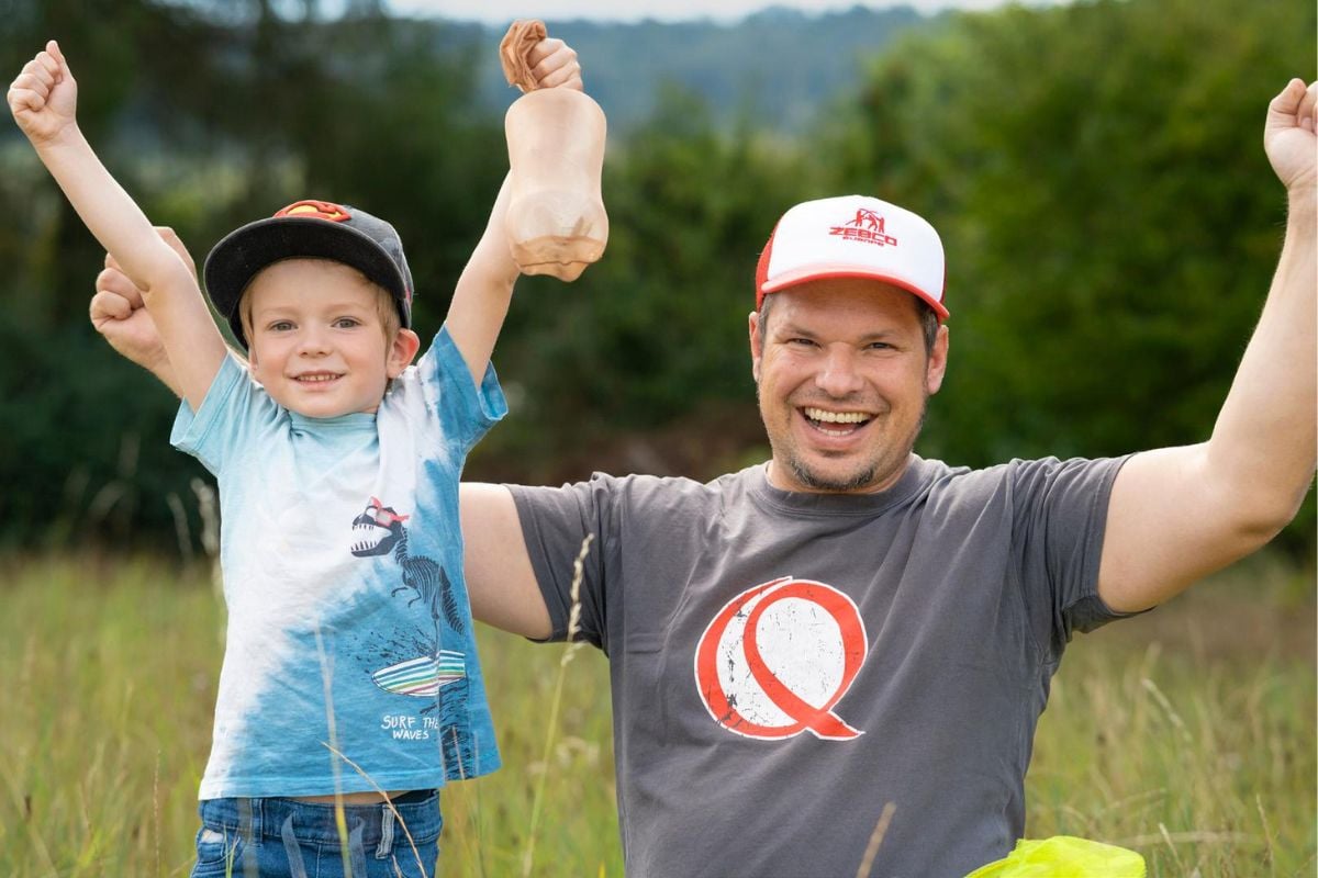 Autor und Sohn auf einer Wiese