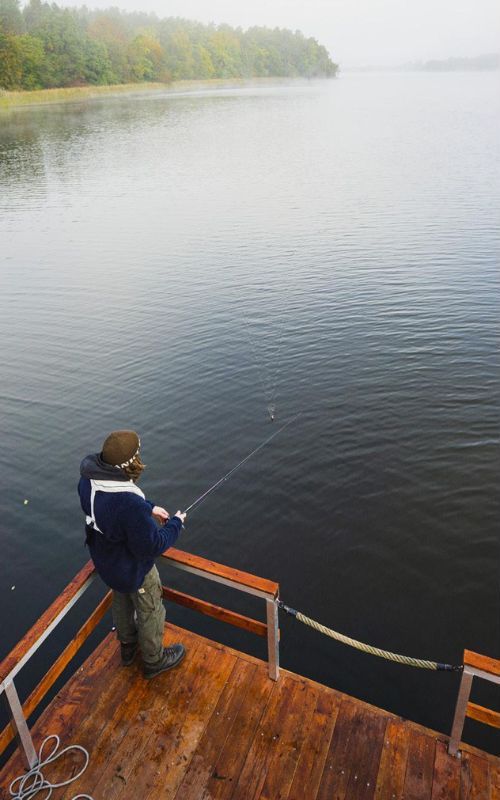 Angler beim Angeln vom Hausboot