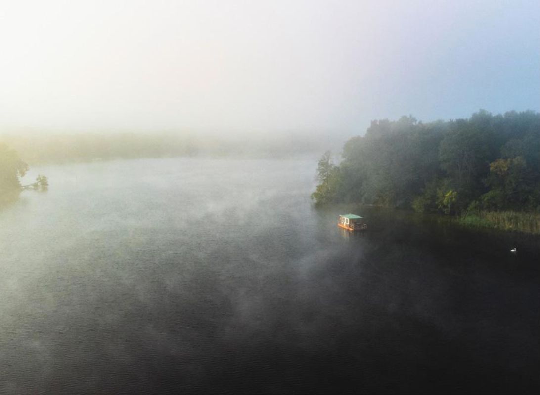 Hausboot im Nebel