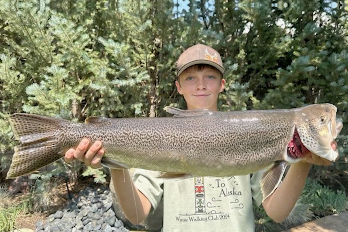 Jaxon Krall präsentiert stolz seine beachtliche Tigerforelle, mit der er in Wyoming einen Rekord aufstellte.