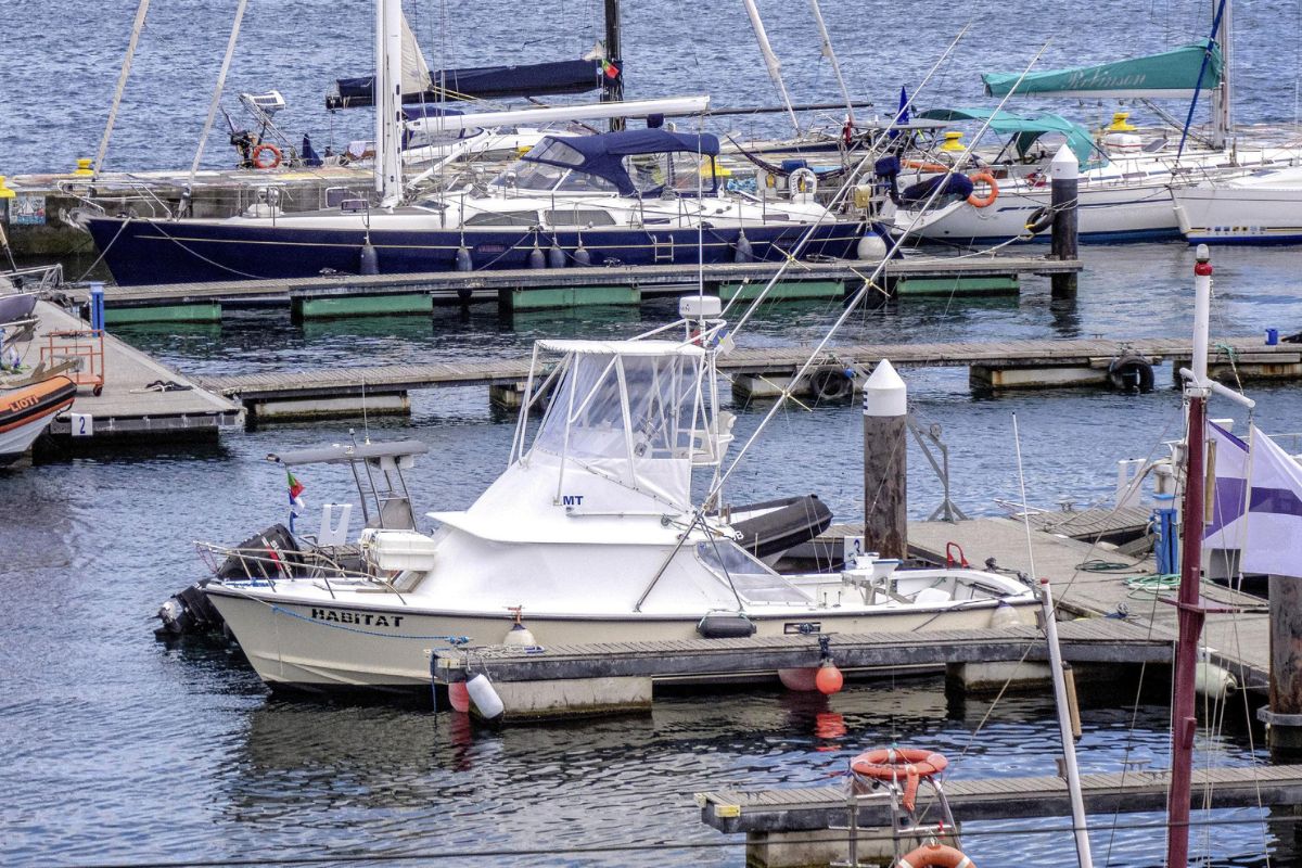 Angelboot im Hafen