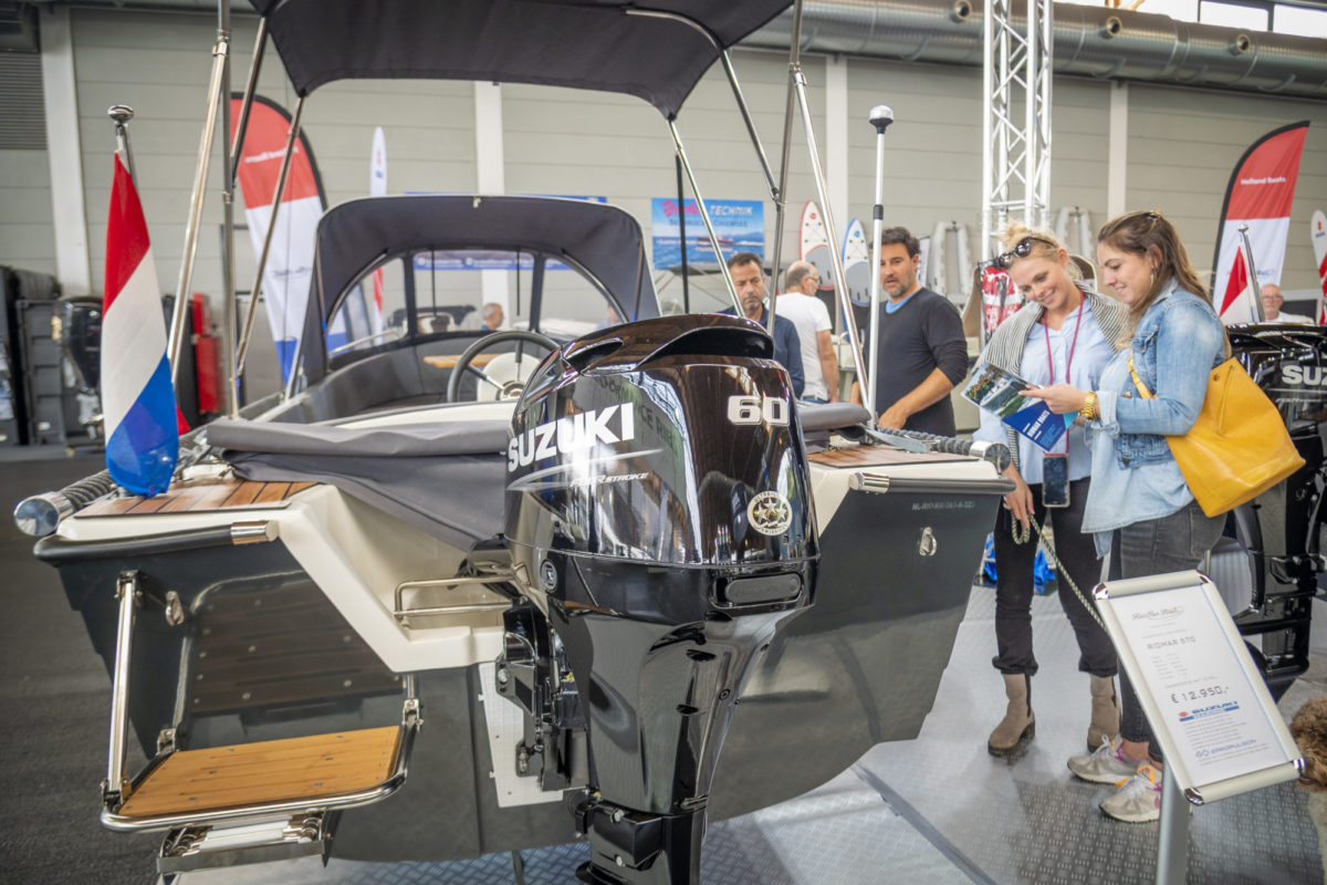 Boote auf der Messe sind auch für Angler interessant