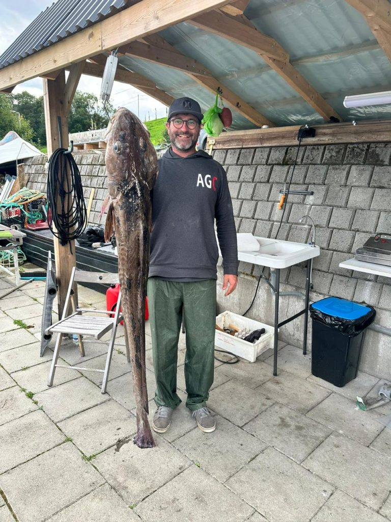 Ralf Schoon mit seinem 180 cm langen Leng, der auf Naturköder biss