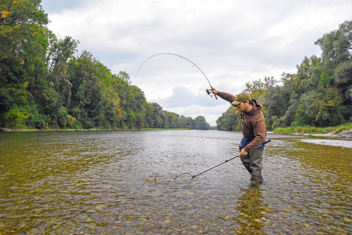 Angler im Drill mit feinem Gerät