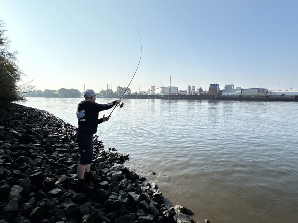 Elbe Spinnfischer Zanderangler werfen wurf