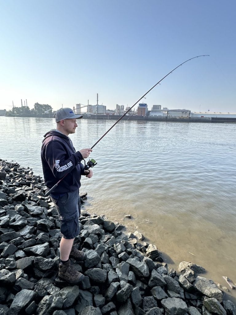 Elbe Zanderangler Spinnfischer Steinpackung drillen