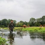 Angler auf der Barbenpirsch im Fluss