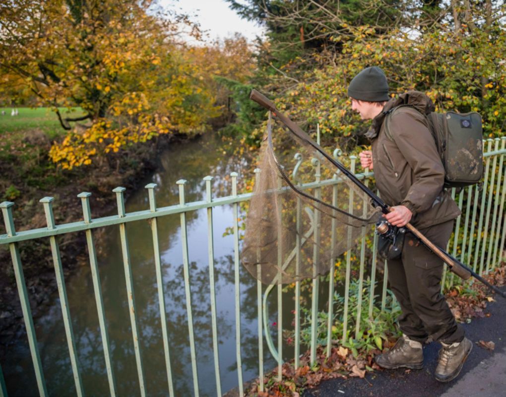 Angler auf einer Brücke