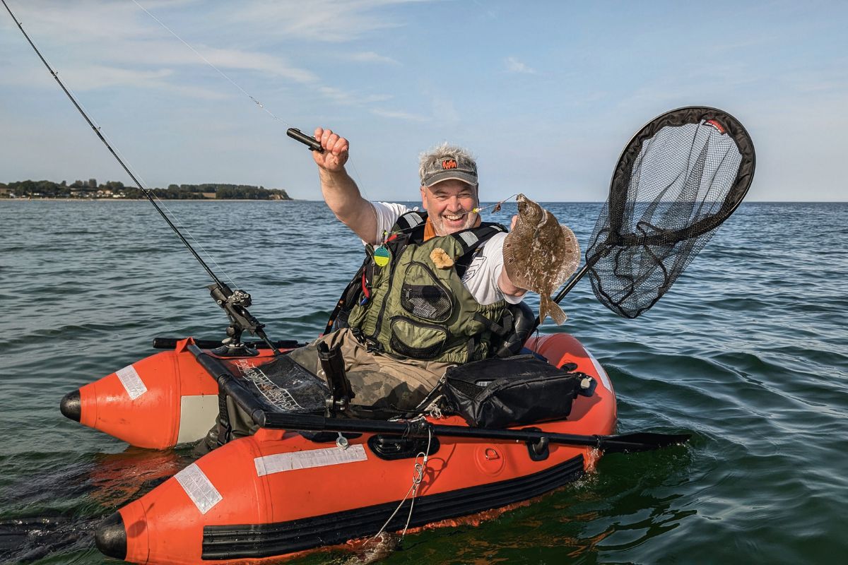 Fangbild Angler mit Buttcatcher im Belly Boot