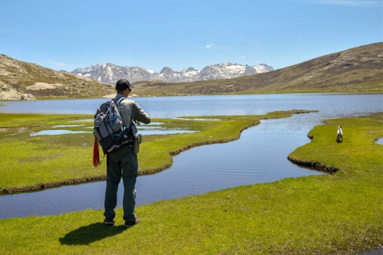 Angler vor einem Bergsee auf Korsika