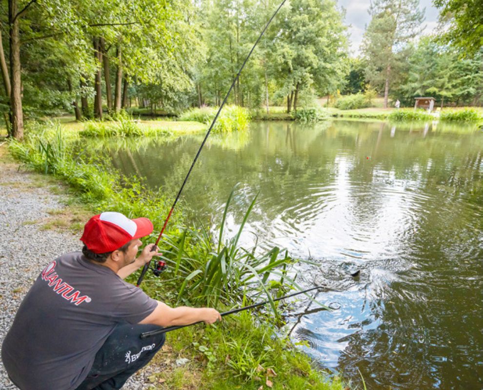 Angler beim Keschern einer Forelle