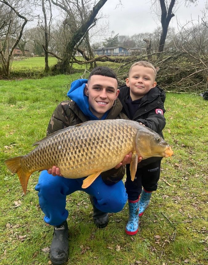 Phil Foden mit Sohn Ronnie Foden, auch Angler, und einem gefangenen Karpfen 