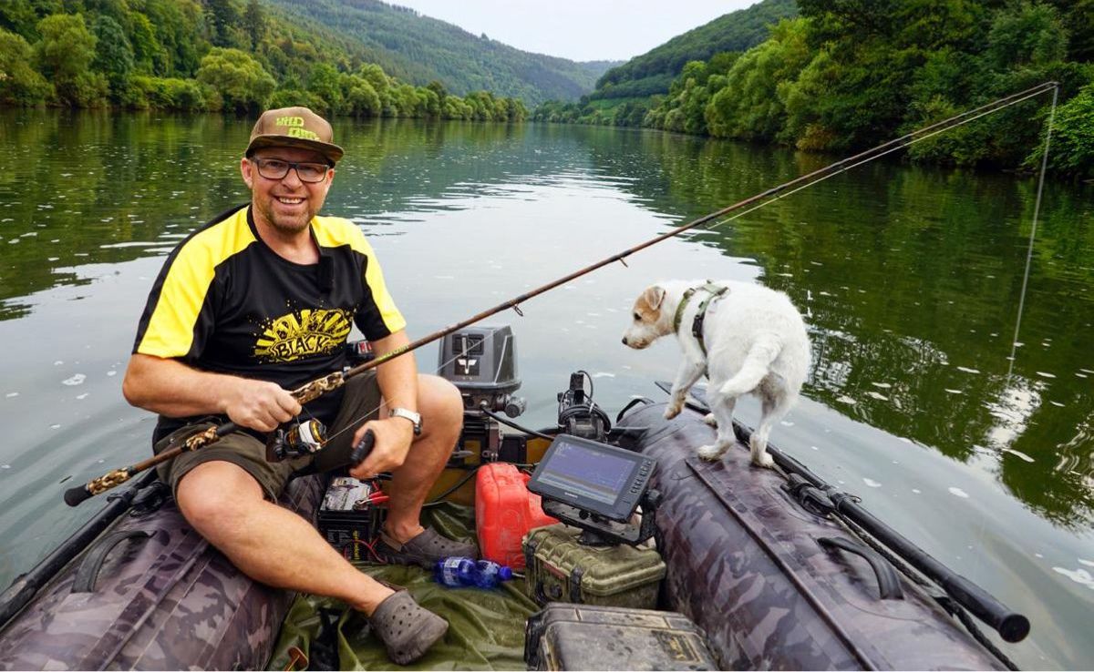 Peter und Hund Anton auf dem Boot