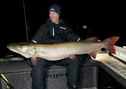 Langer Muskie 147 cm