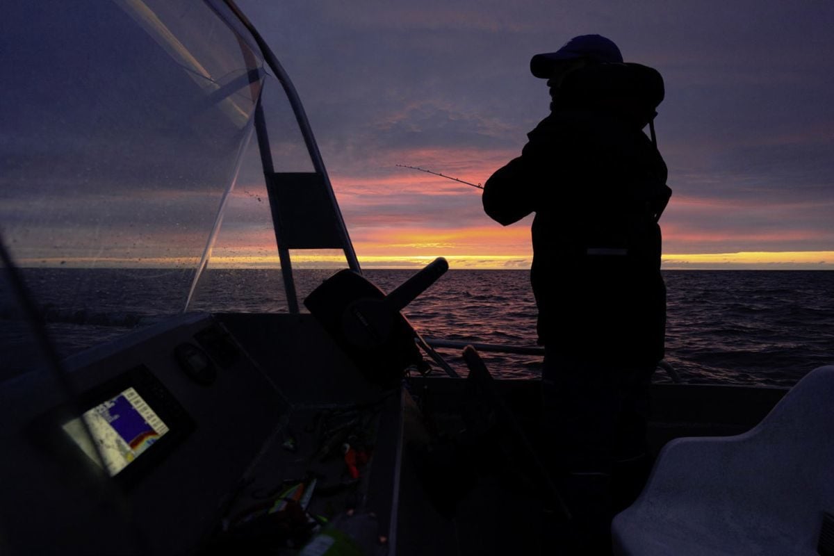 Angler auf einem Boot vor Kråkvåg