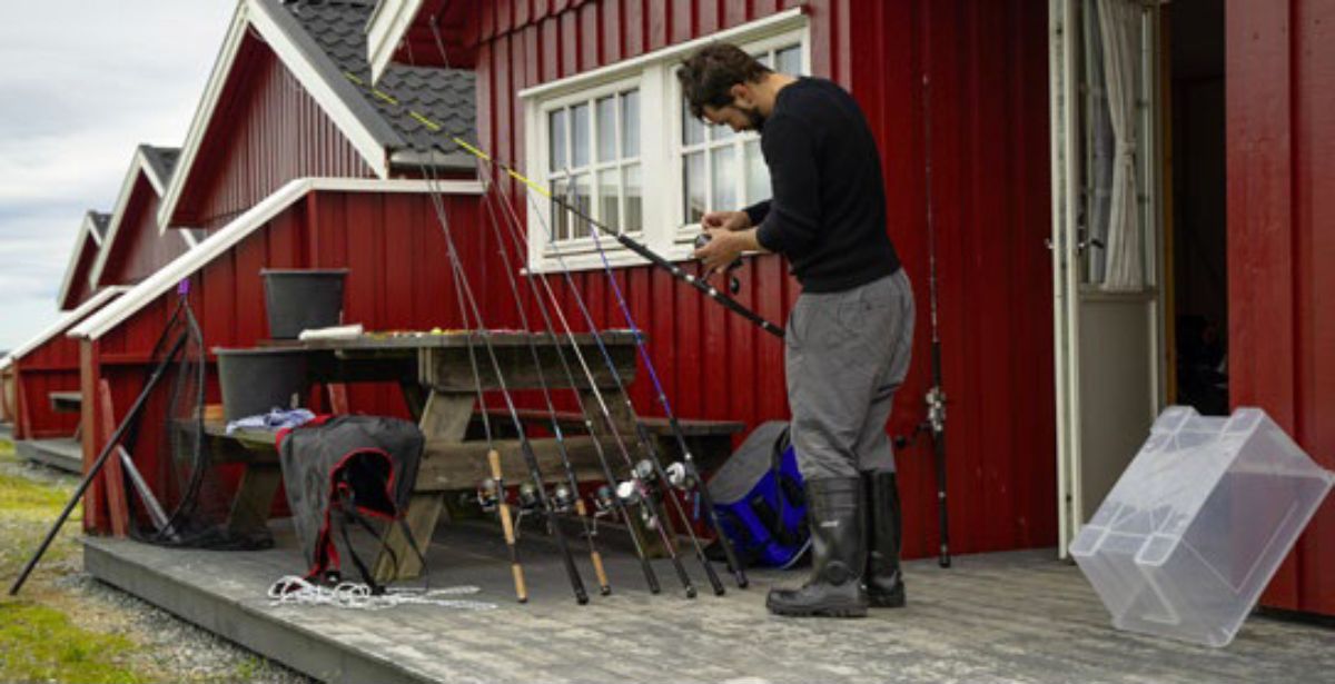 Angler vor Hütte auf Kråkvåg