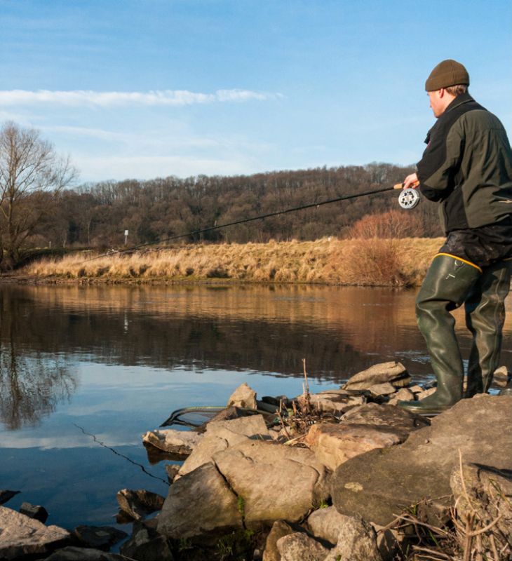 Angler angelt am Fluss