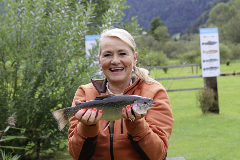 Verlegerin Alexandra Jahr ist nicht „nur“ Präsidentin der Royal Fishing Kinderhilfe, sondern auch begeisterte Anglerin. Das stellte sie einmal mehr bei der diesjährigen Botschafterreise ins alpine Südtirol unter Beweis.