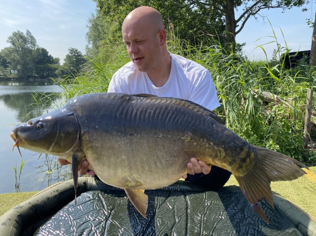 Michael Van Gerven (MVG) mit Erfolg beim Angeln: der ,,Big Fish" in diesem Fall ein Karpfen von 18,42 kg (40,6 lbs)