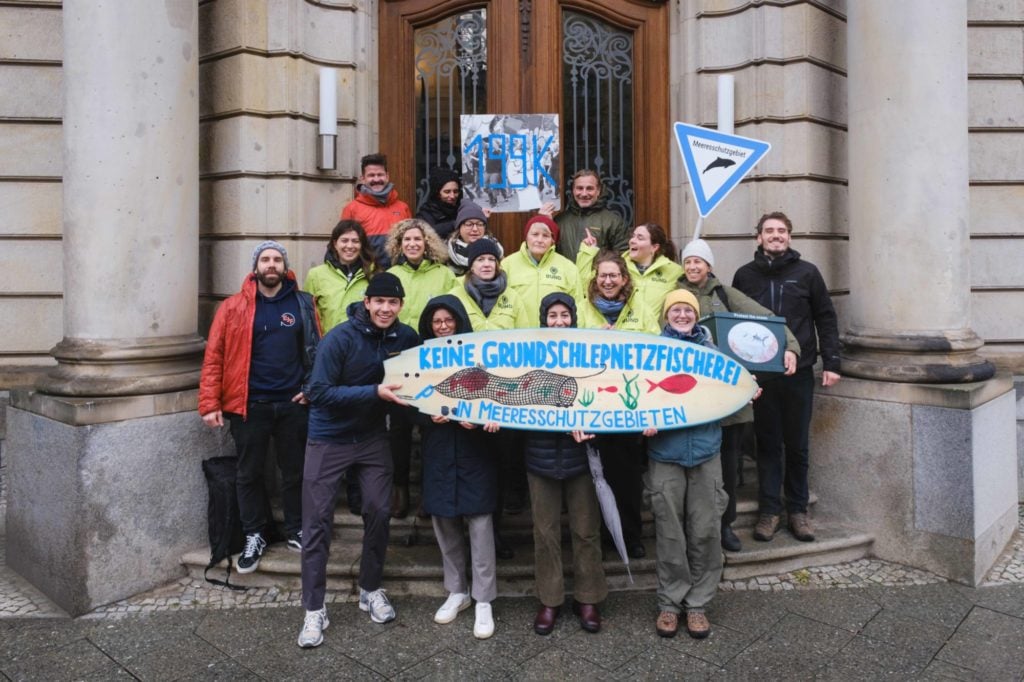 Die Initiative zum Verbot der Grundschleppnetze wird vom Aktivismusunternehmen Patagonia und verschiedenen NGOs unterstützt.